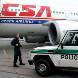 Полиция проводит депортацию из Чехии. Агентство Европа для Вас - недвижимость в Чехии, фирмы в Чехии, вид на жительство в Чехии и Европе 